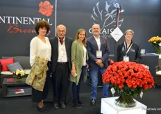 The team of Continental Breeding, who developed a remarkable red rose variety called Bromo. This variety can be grown both under foil especially designed for growing red roses, as well as with foil designed to use in cultivating different colour roses (the difference being in the amount of UV light blocked). Normally, reds need less UV, or else they 'burn'. This means the outer leaves get some sort of smoked-looking edges. Normally this is something want to avoid, but with Bromo the effect is quite amazing!